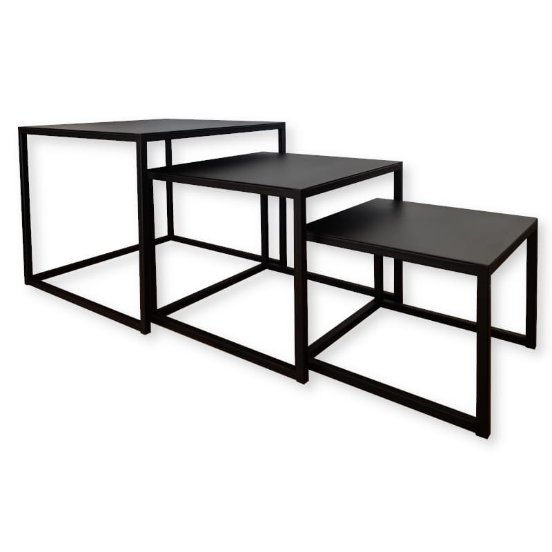 Trzy nowoczesne stoliki z kwadratowymi blatami i minimalistycznymi metalowymi ramami są ustawione w zagnieżdżonej formacji, od największego do najmniejszego. Stoły mają eleganckie czarne wykończenie, co zapewnia nowoczesny wygląd.